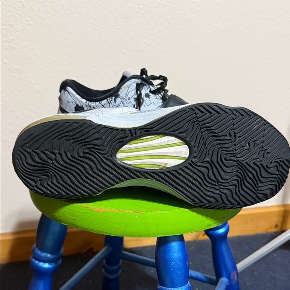 Nike Black and Gray Athletic Shoes - Picture 2 of 4